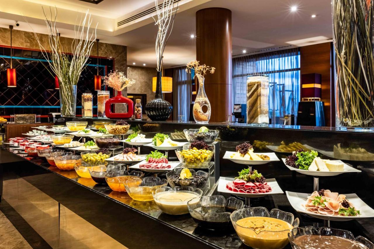 Hotel Celik Palas Convention Center & Thermal Spa Bursa Eksteriør billede A buffet at a hotel