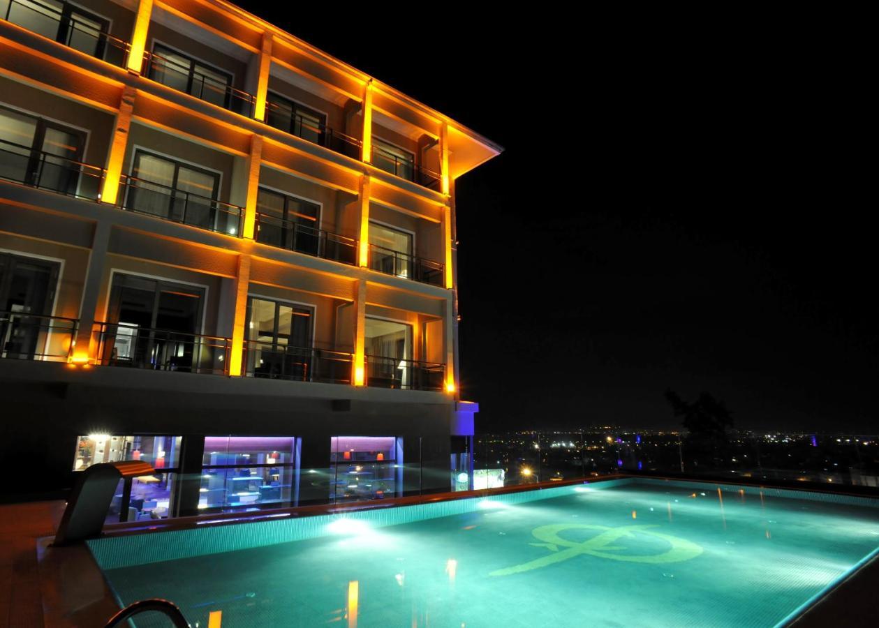 Hotel Celik Palas Convention Center & Thermal Spa Bursa Eksteriør billede The pool at the hotel